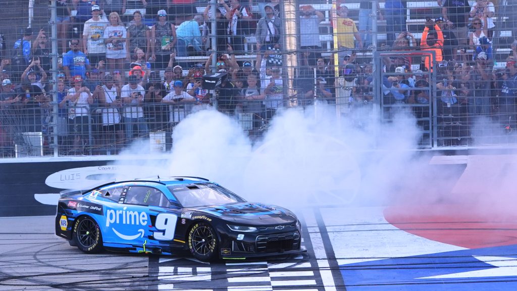 Elliott wins at Texas